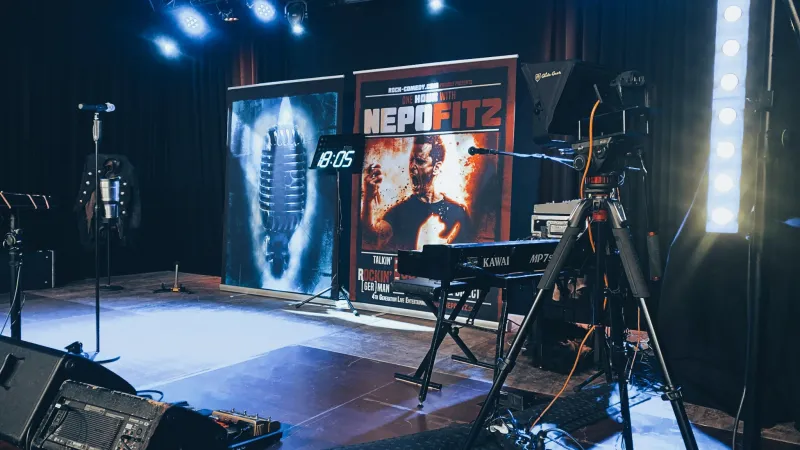 Die Bühne von rechts: Instrument, Zuspieler, Bühnenbild und Kameratechnik stehen bereit