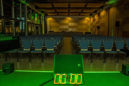 Die fertig aufgebaute Bühne im leeren Saal