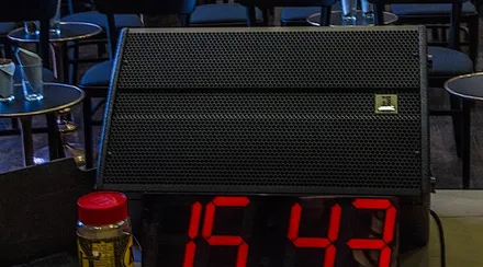 Bühnenmonitor am Boden, davor die Soundcheck-Uhr