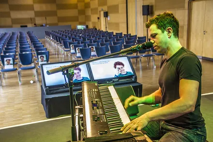 Soundcheck: Blick von der Bühne in den leeren Saal