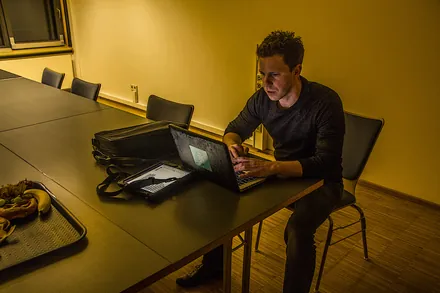 Vorbereitung am Laptop, kurz vor dem Auftritt