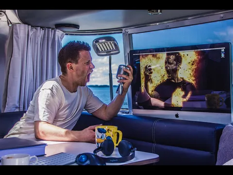 Nepo Fitz bereitet sich im Tourfahrzeug auf den Abend vor
