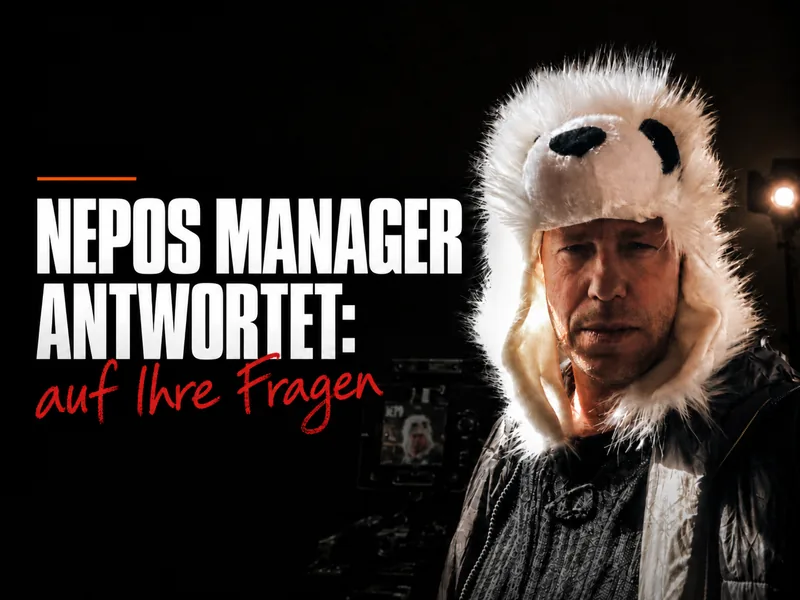 Nepos Manager antwortet auf Ihre Fragen — Nepo Fitz mit Fellmütze im Bühnenlicht
