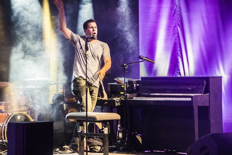 Nepo Fitz live: Klavier, Licht, Nebel: der Höhepunkt.