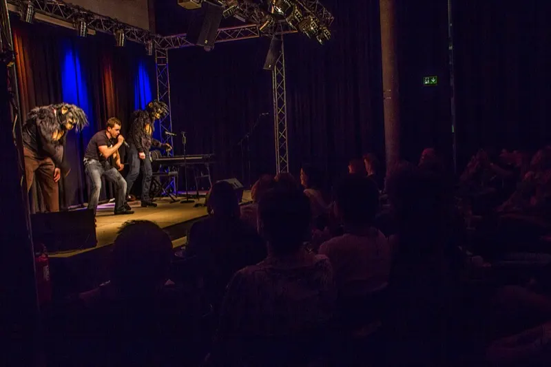 Nepo Fitz live: Der Raum hört zu.
