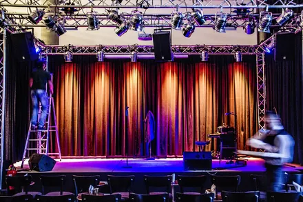 Der Saal vor der Show: Bühne im Licht, der Aufbau läuft noch