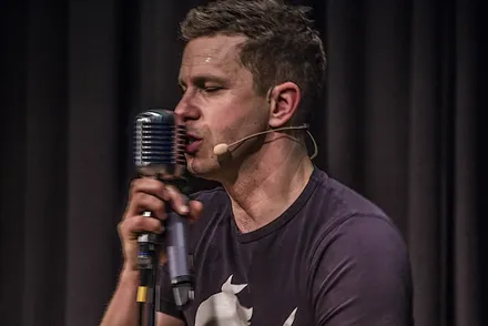 Nepo Fitz singt ins Mikrofon