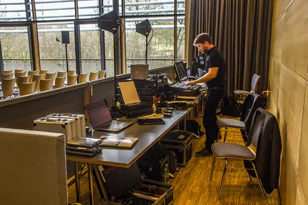 Der Mischerplatz im Saal während des Soundchecks