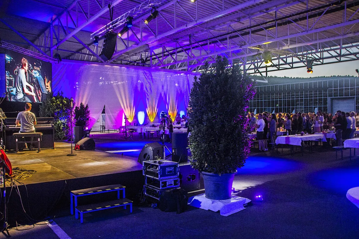 Nepo Fitz am Klavier, auf der Leinwand die Nahaufnahme seiner Hände